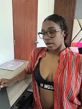 Snapshot of Emi_rousse chatting on March 9, 12:42 pm Emi rousse online show from March 9, 12:42 pm