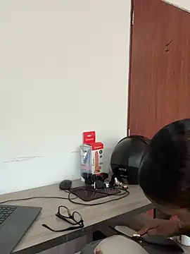 Snapshot of Emi_rousse chatting on March 13, 12:34 pm Emi rousse online show from March 13, 12:34 pm