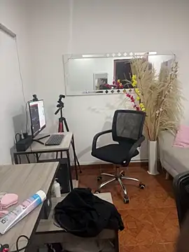 Snapshot of Emi_rousse chatting on March 21, 11:59 am Emi rousse online show from March 21, 11:59 am