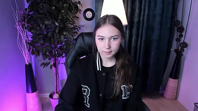 OliviaLang online show from March 6, 11:39 am