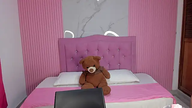 Snapshot of Mily17_ chatting on April 13, 10:54 am Mily17 online show from April 13, 10:54 am