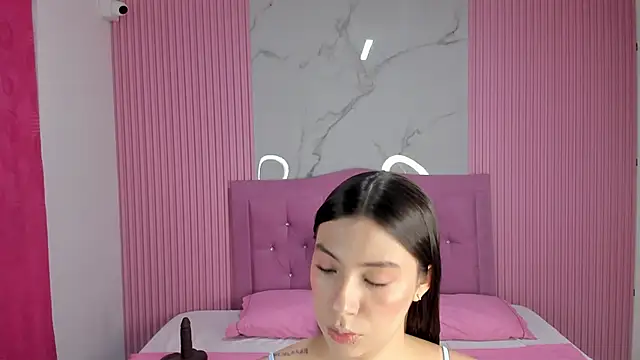 Snapshot of Mily17_ chatting on April 22, 11:01 am Mily17 online show from April 22, 11:01 am