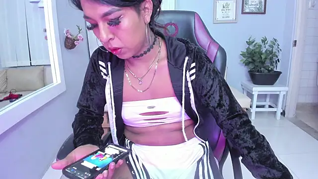 Nahomy Collins  online show from May 25, 8:04 pm