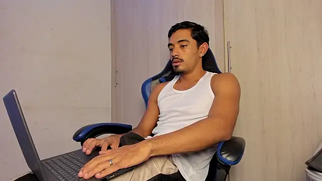 Snapshot of jossi12345j chatting on March 17, 1:58 pm jossi12345j online show from March 17, 1:58 pm