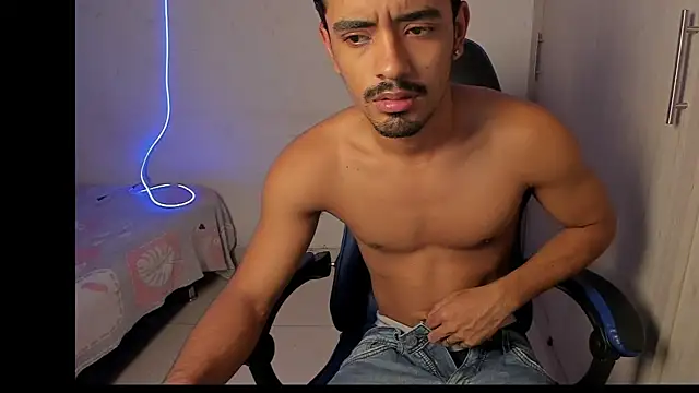 Snapshot of jossi12345j chatting on March 20, 12:21 pm jossi12345j online show from March 20, 12:21 pm