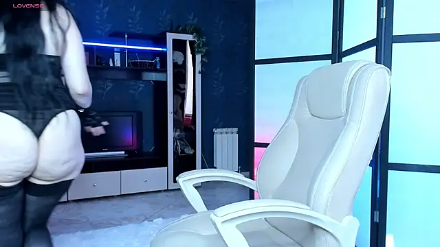 Lucky Milf online show from June 18, 12:42 pm