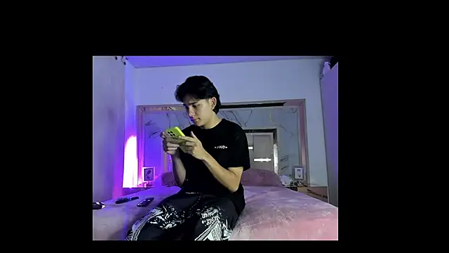 Snapshot of monky_0002 chatting on March 12, 11:33 pm monky 0002 online show from March 12, 11:33 pm