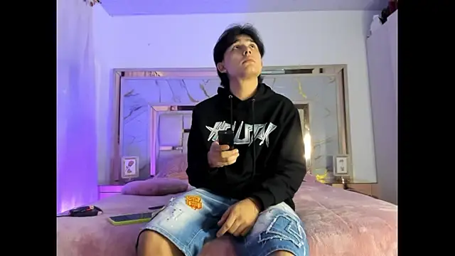 Snapshot of monky_0002 chatting on March 13, 11:55 pm monky 0002 online show from March 13, 11:55 pm