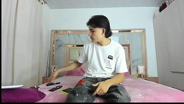 Snapshot of monky_0002 chatting on March 15, 11:33 pm monky 0002 online show from March 15, 11:33 pm