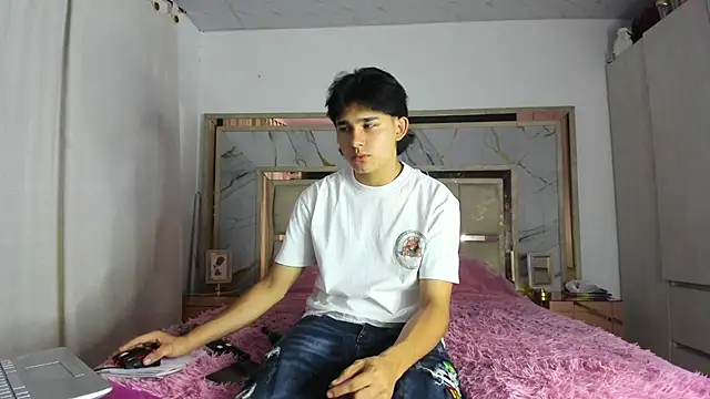 Snapshot of monky_0002 chatting on March 18, 12:03 am monky 0002 online show from March 18, 12:03 am