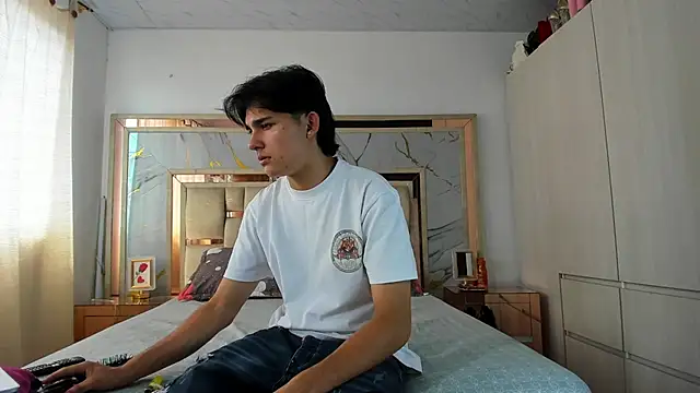 Snapshot of monky_0002 chatting on March 21, 7:28 pm monky 0002 online show from March 21, 7:28 pm