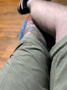 Snapshot of vikingo3333 chatting on March 7, 6:43 am vikingo3333 online show from March 7, 6:43 am