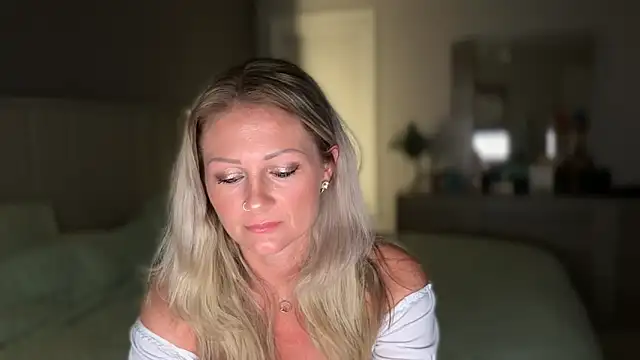 Snapshot of BlondeMilf82 chatting on June 18, 7:30 am BlondeMilf82 online show from June 18, 7:30 am
