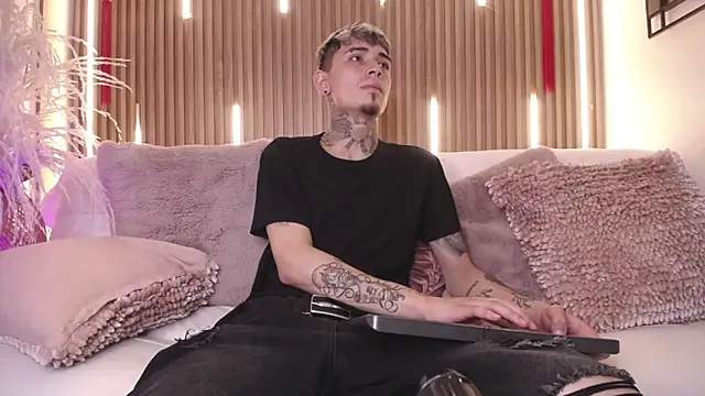 Snapshot of Max_Hader_ chatting on March 11, 3:12 am Max Hader online show from March 11, 3:12 am