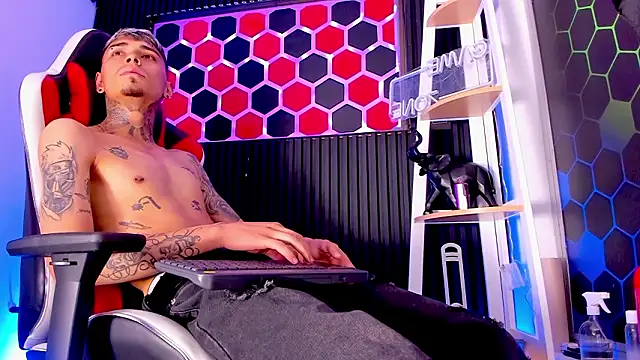 Snapshot of Max_Hader_ chatting on March 23, 3:32 am Max Hader online show from March 23, 3:32 am