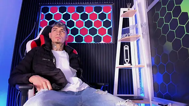 Snapshot of Max_Hader_ chatting on March 28, 2:44 am Max Hader online show from March 28, 2:44 am