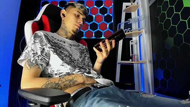 Snapshot of Max_Hader_ chatting on March 29, 2:44 am Max Hader online show from March 29, 2:44 am