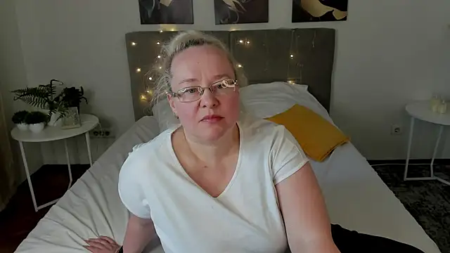 ViolaSmithh online show from April 28, 8:19 am