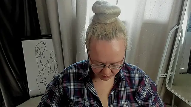 ViolaSmithh online show from May 1, 8:19 am