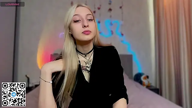 Emma Willson online show from July 30, 1:21 pm