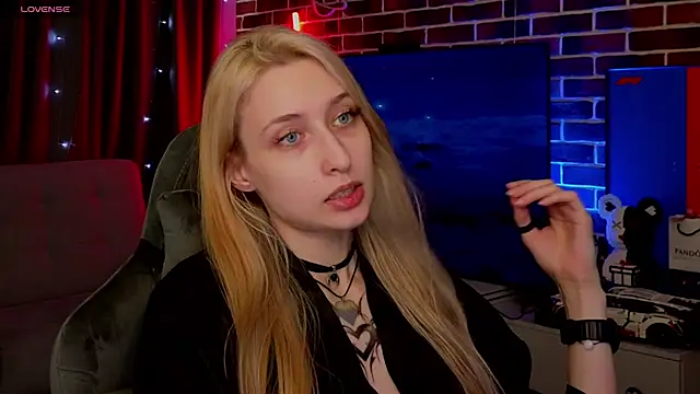 Emma Willson online show from July 31, 1:32 pm