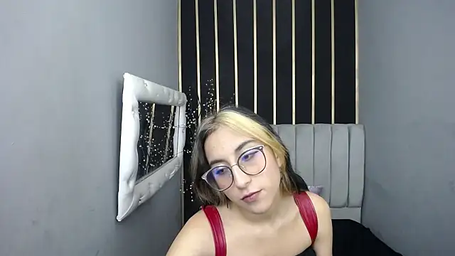 Snapshot of moon_shut chatting on March 9, 12:20 pm moon shut online show from March 9, 12:20 pm