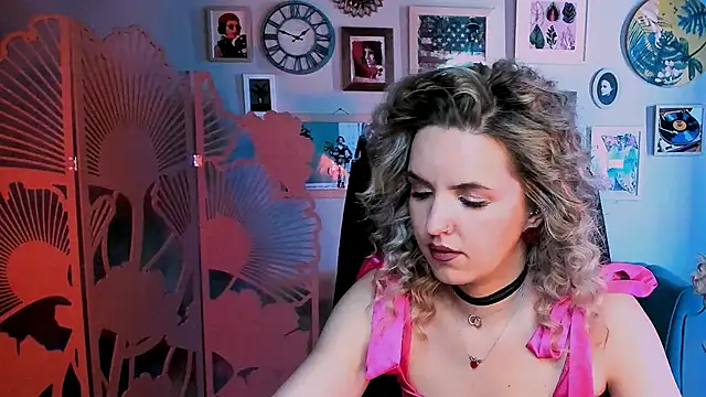 Snapshot of AliceSmite chatting on June 9, 1:12 pm AliceSmite online show from June 9, 1:12 pm