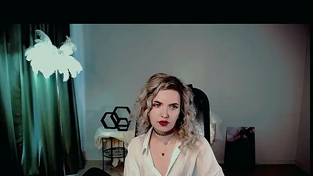 Snapshot of AliceSmite chatting on June 10, 1:32 pm AliceSmite online show from June 10, 1:32 pm