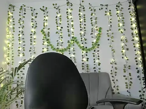 Snapshot of yoursweetsin16 chatting on March 6, 2:02 pm yoursweetsin16 online show from March 6, 2:02 pm