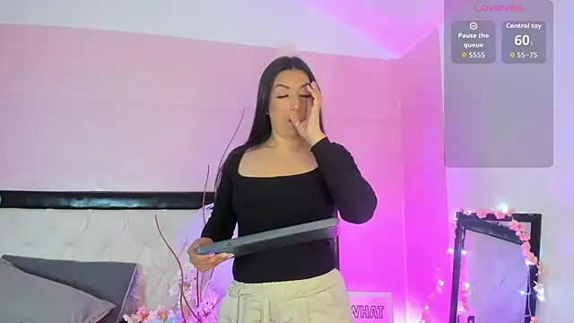 Snapshot of Emily_Roussee chatting on April 11, 11:36 am Emily Roussee online show from April 11, 11:36 am
