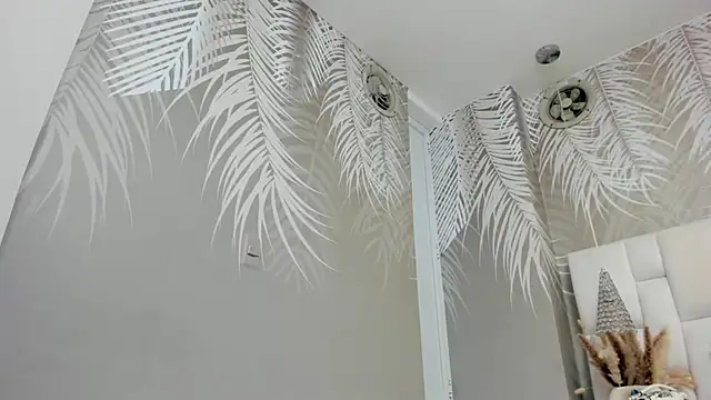 Snapshot of Princess_little18 chatting on March 24, 11:15 am Princess little18 online show from March 24, 11:15 am