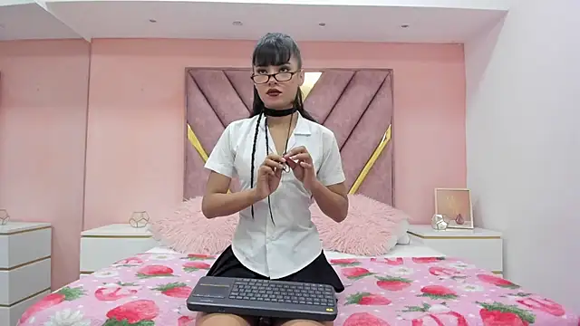 Snapshot of chloe_larson chatting on March 11, 11:16 am chloe larson online show from March 11, 11:16 am