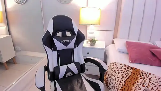 Snapshot of EllaEvanzz chatting on March 7, 2:30 am EllaEvanzz online show from March 7, 2:30 am