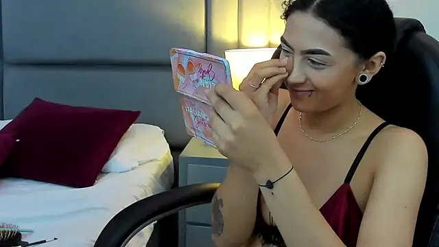 Snapshot of EllaEvanzz chatting on March 8, 2:32 pm EllaEvanzz online show from March 8, 2:32 pm