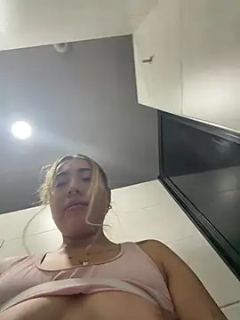 Snapshot of ManuelaVeeleez chatting on March 20, 3:33 am ManuelaVeeleez online show from March 20, 3:33 am