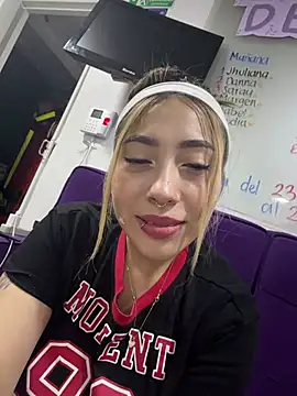 Snapshot of ManuelaVeeleez chatting on March 25, 8:20 am ManuelaVeeleez online show from March 25, 8:20 am