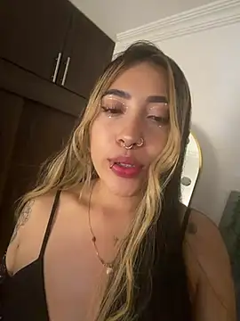 Snapshot of ManuelaVeeleez chatting on April 4, 6:11 am ManuelaVeeleez online show from April 4, 6:11 am