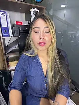 Snapshot of ManuelaVeeleez chatting on June 5, 4:19 am ManuelaVeeleez online show from June 5, 4:19 am