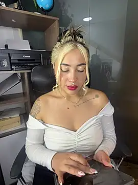 ManuelaVeeleez online show from July 3, 5:14 am