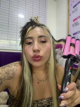 ManuelaVeeleez online show from August 1, 5:18 am