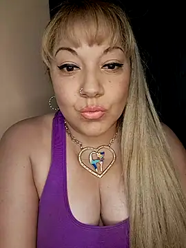 Snapshot of salma_1998 chatting on March 4, 8:42 am salma 1998 online show from March 4, 8:42 am