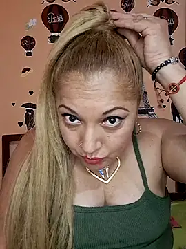 Snapshot of salma_1998 chatting on March 9, 6:34 pm salma 1998 online show from March 9, 6:34 pm