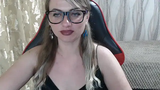 Snapshot of LioraW chatting on March 24, 10:26 pm LioraW online show from March 24, 10:26 pm