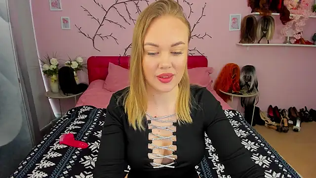 Snapshot of HannahWillow chatting on March 5, 7:37 am HannahWillow online show from March 5, 7:37 am