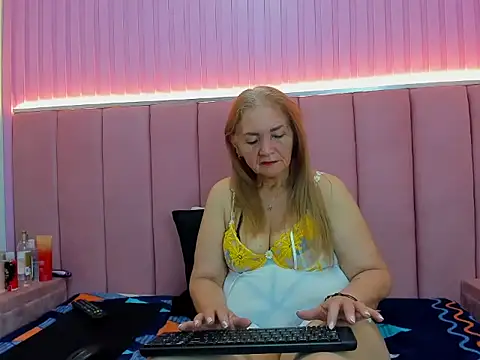queenstarhy online show from June 20, 4:10 pm