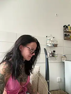 Snapshot of SkinnyLilly chatting on July 2, 4:57 pm SkinnyLilly online show from July 2, 4:57 pm