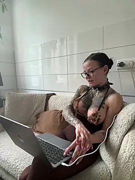 Snapshot of SkinnyLilly chatting on July 5, 6:37 pm SkinnyLilly online show from July 5, 6:37 pm