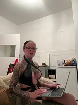 Snapshot of SkinnyLilly chatting on July 16, 8:48 pm SkinnyLilly online show from July 16, 8:48 pm