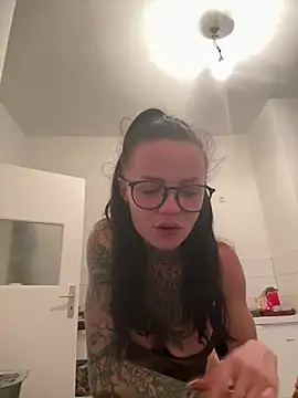Snapshot of SkinnyLilly chatting on July 27, 7:32 pm SkinnyLilly online show from July 27, 7:32 pm
