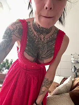 Snapshot of SkinnyLilly chatting on July 28, 12:34 pm SkinnyLilly online show from July 28, 12:34 pm